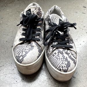 Animal print sneakers very comfortable, the material is leather!